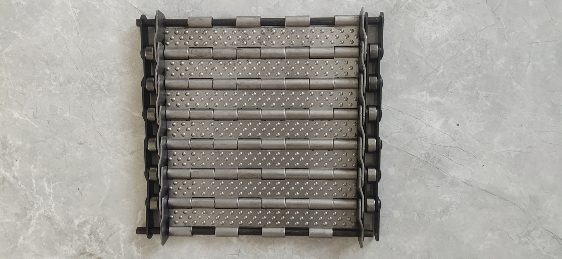 如何確保不銹鋼網(wǎng)帶金屬材料常亮？